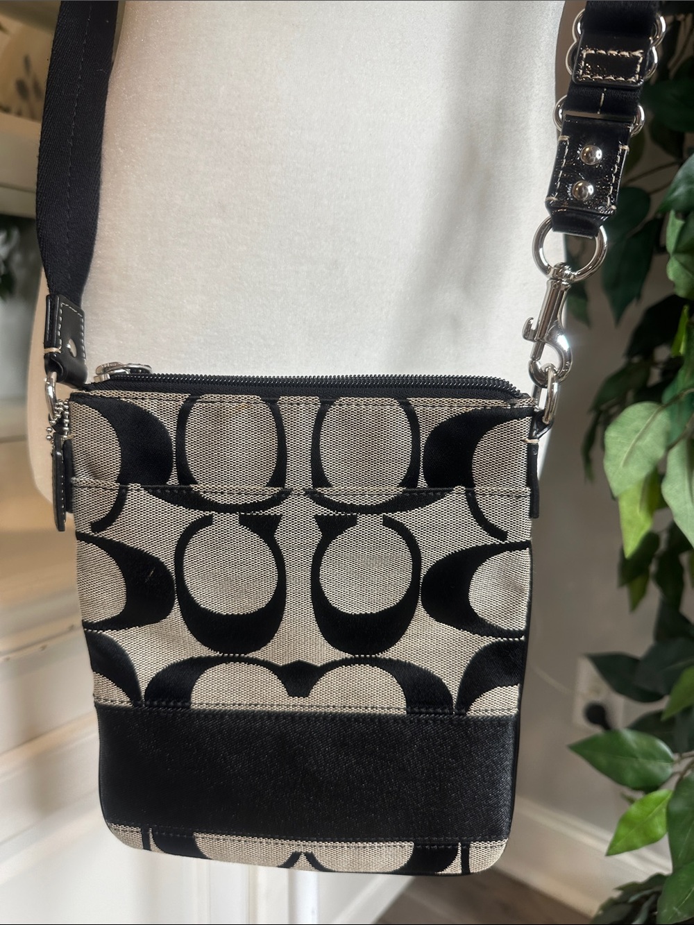 EUC Coach Black and Beige Signature Canvas Crossbody - Picture 3 of 10